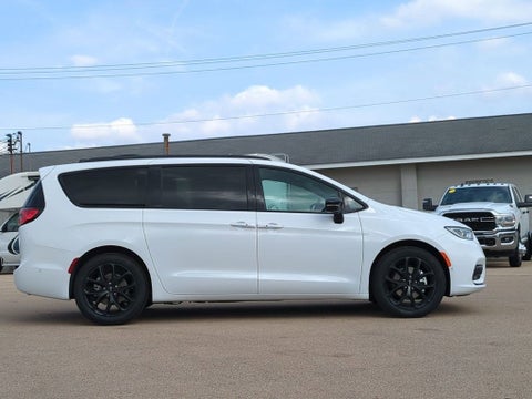 2024 Chrysler Pacifica Touring L in Princeton, IL - Prescott Brothers Auto Group